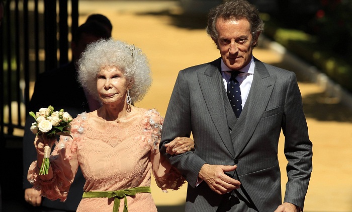 Spain's Duchess of Alba Cayetana Fitz-James Stuart y Silva (L) and her husband Alfonso Diez pose at the entrance of Las Duenas Palace after their wedding in Seville October 5, 2011. REUTERS/Marcelo Del Pozo (SPAIN - Tags: ROYALS SOCIETY)