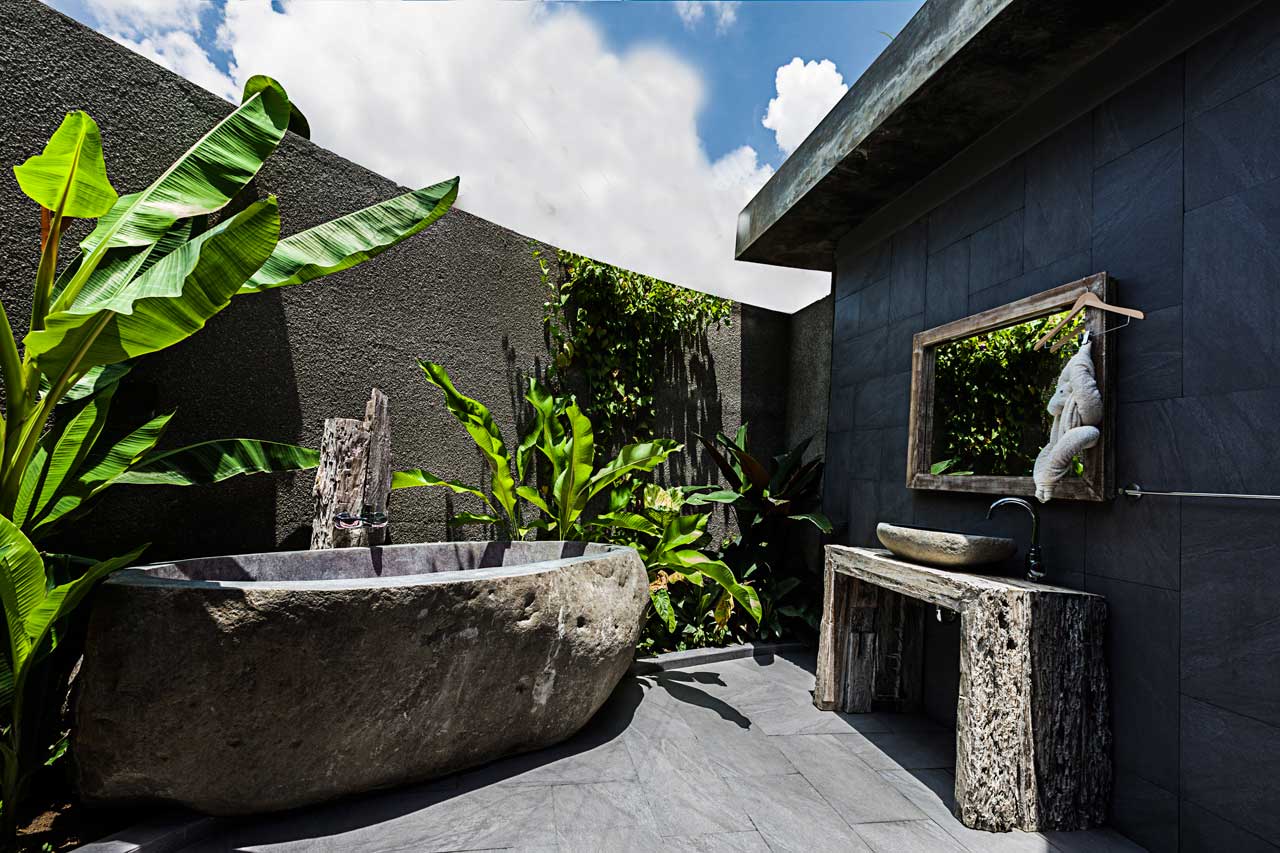 stone-bathtub-villa-de-moksha