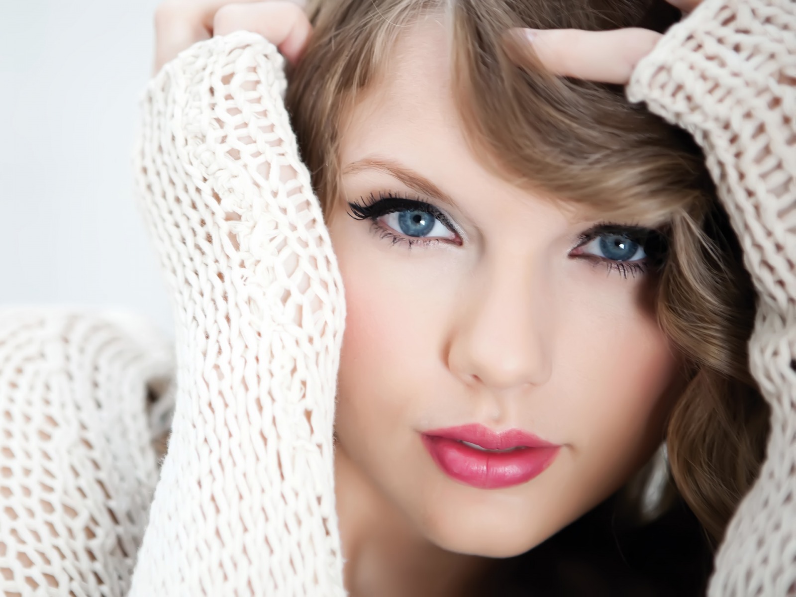 Cute Taylor Swift Image 07 - www.walldes-download.com